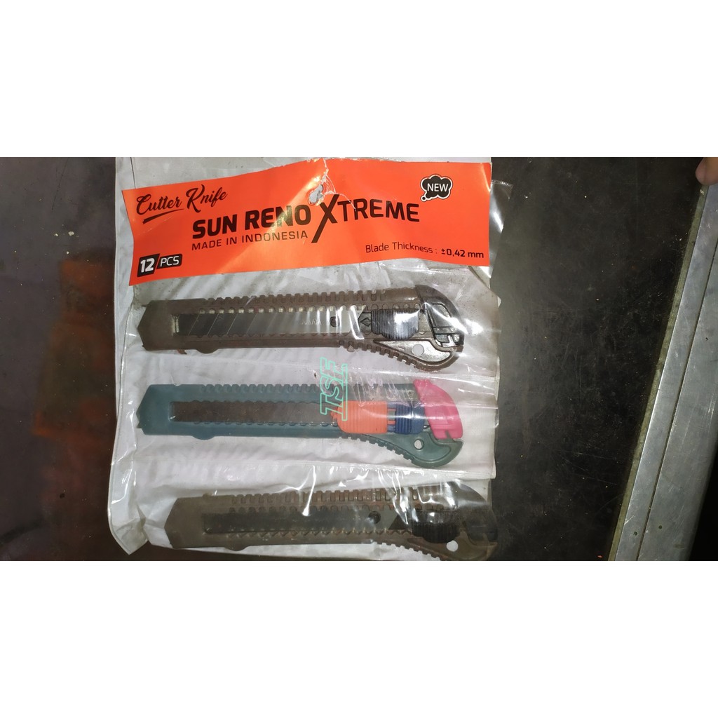 

Cutter Plastik Tajam Sedang