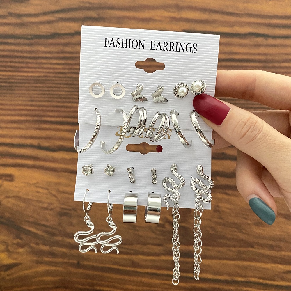 Set Anting Stud Desain Kupu-Kupu Aksen Kristal Mutiara Bahan Resin Warna Emas Untuk Wanita