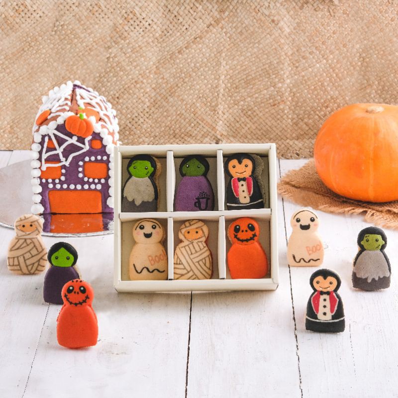 

Halloween macaron in a box