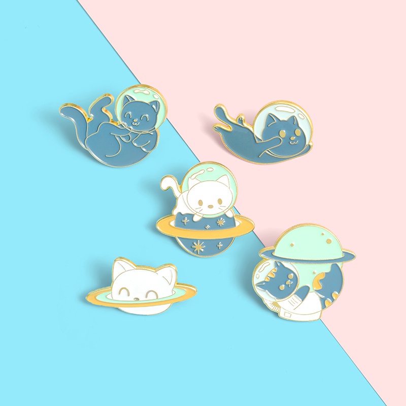Bros Pin Enamel Bentuk Kartun Kucing Planet Astronot Untuk Hadiah Teman