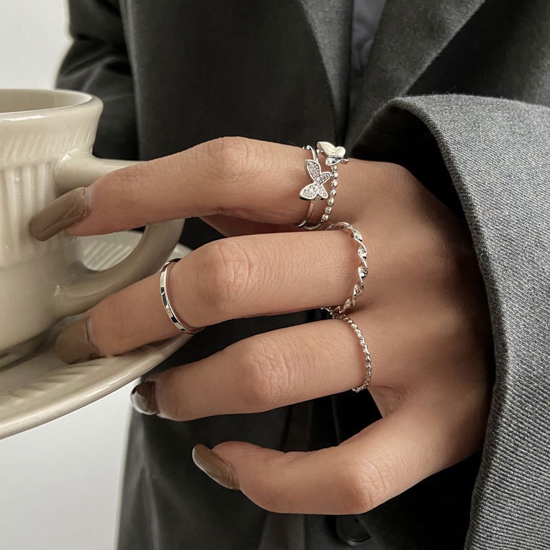 4pcs / Set Cincin Desain Kupu-Kupu Gaya Modern Cantik Untuk Wanita