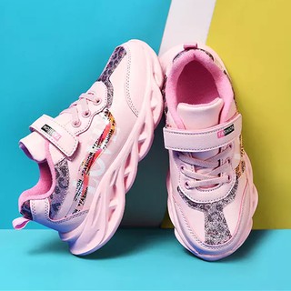 Sepatu Sneakers Warna Merah Mudah dan Oranye Bahan Sole Sepatu Sneakers Warna Merah Mudah dan Oranye Bahan Sole