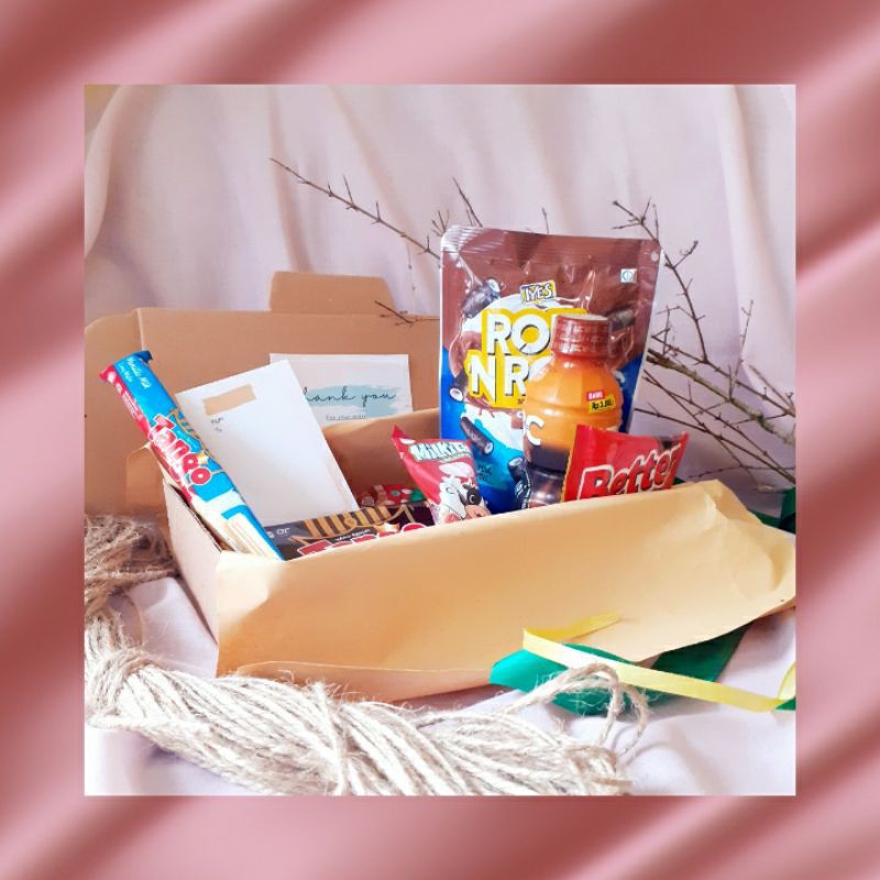 

SNACKBOX GIFT PAKET SEDANG/HAMPERS/UNTUK WISUDA ATAU KADO MURAH