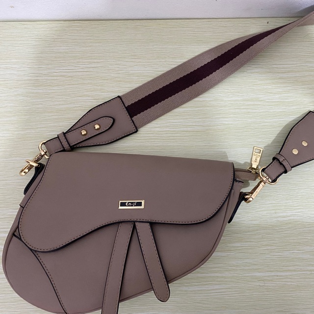 Tas wanita enji
