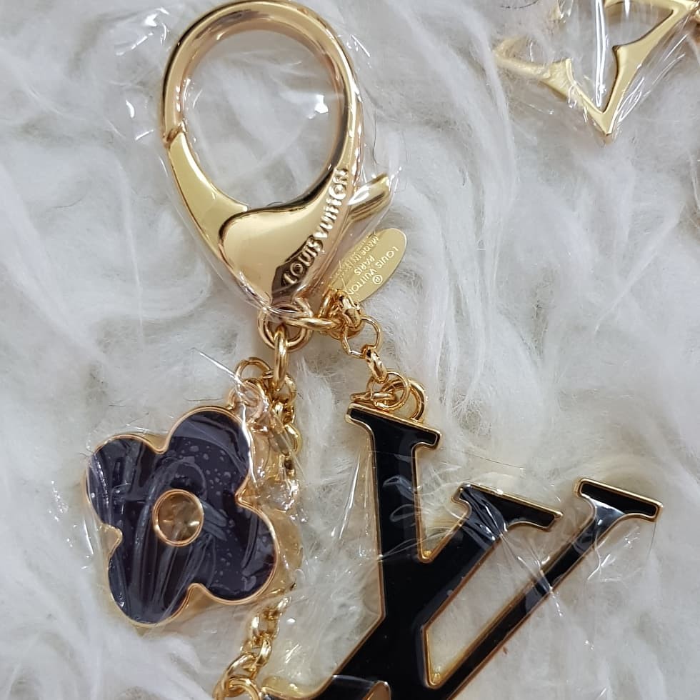 *L.V* monogramm flower bagcharm keyring