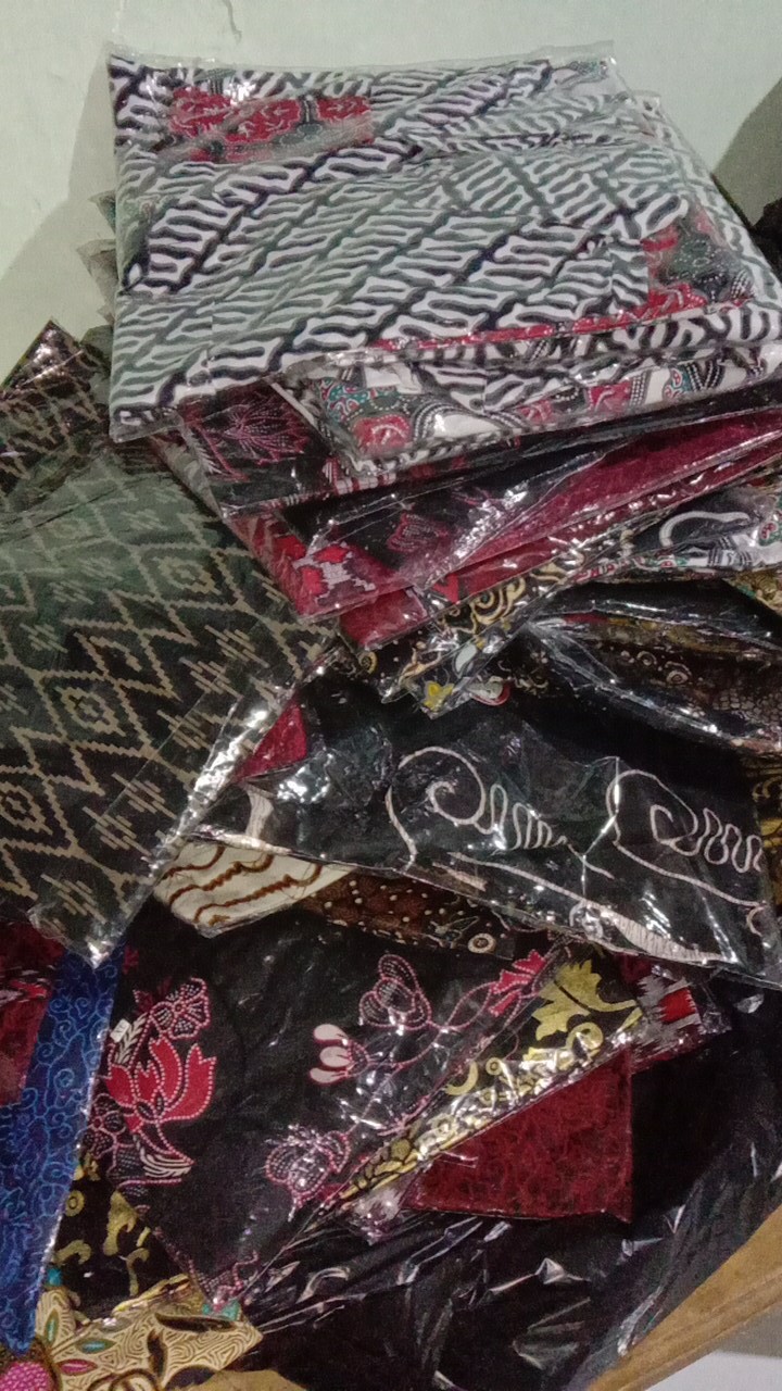 Batik Couple Terbaru 2021 Baju Batik Couple Keluarga Motif Dimensi Abu Keren
