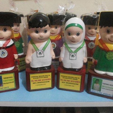 BONEKA WISUDA