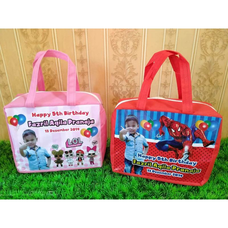 

Tas Ultah Anak / Tas Goodiebag / Tas Souvenir / Double Jinjing Bahan Polyster dan Banner MMT Tebal