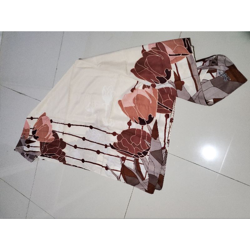 Madonna Hijab Segi Empat Motif Bunga warna coklat NEW