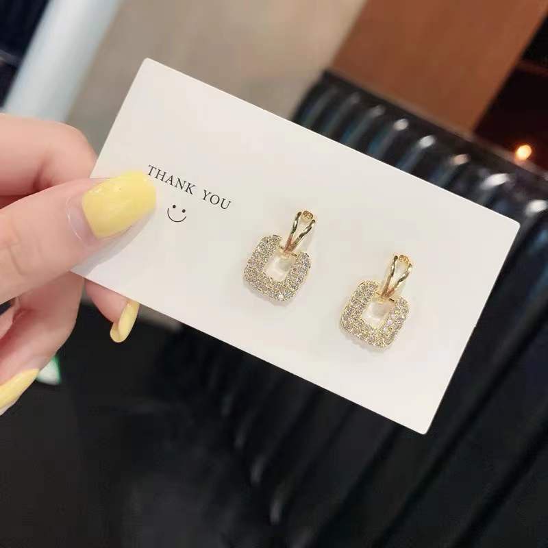 Anting Bentuk Kotak Hias Berlian Penuh Gaya Unik Untuk Fashion