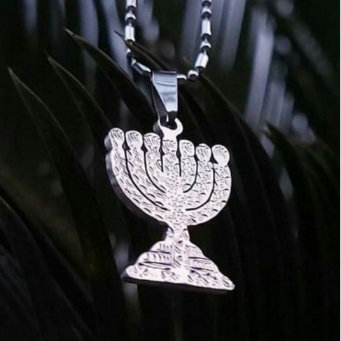 Kalung Menorah Kaki Dian Monel Anti Karat Hanukkah Aksesoris Profetik Mesianik Bahtera Mahanaim