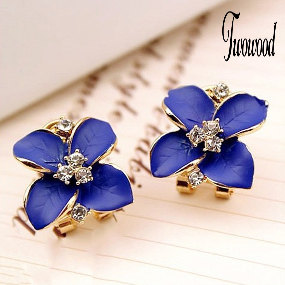 Anting Stud Enamel Bentuk Clover Aksen Berlian Imitasi Untuk Wanita