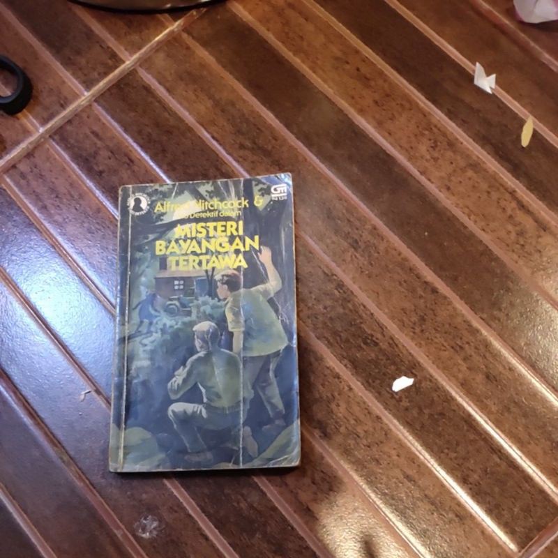 bayangan tertawa trio detektif buku layak baca