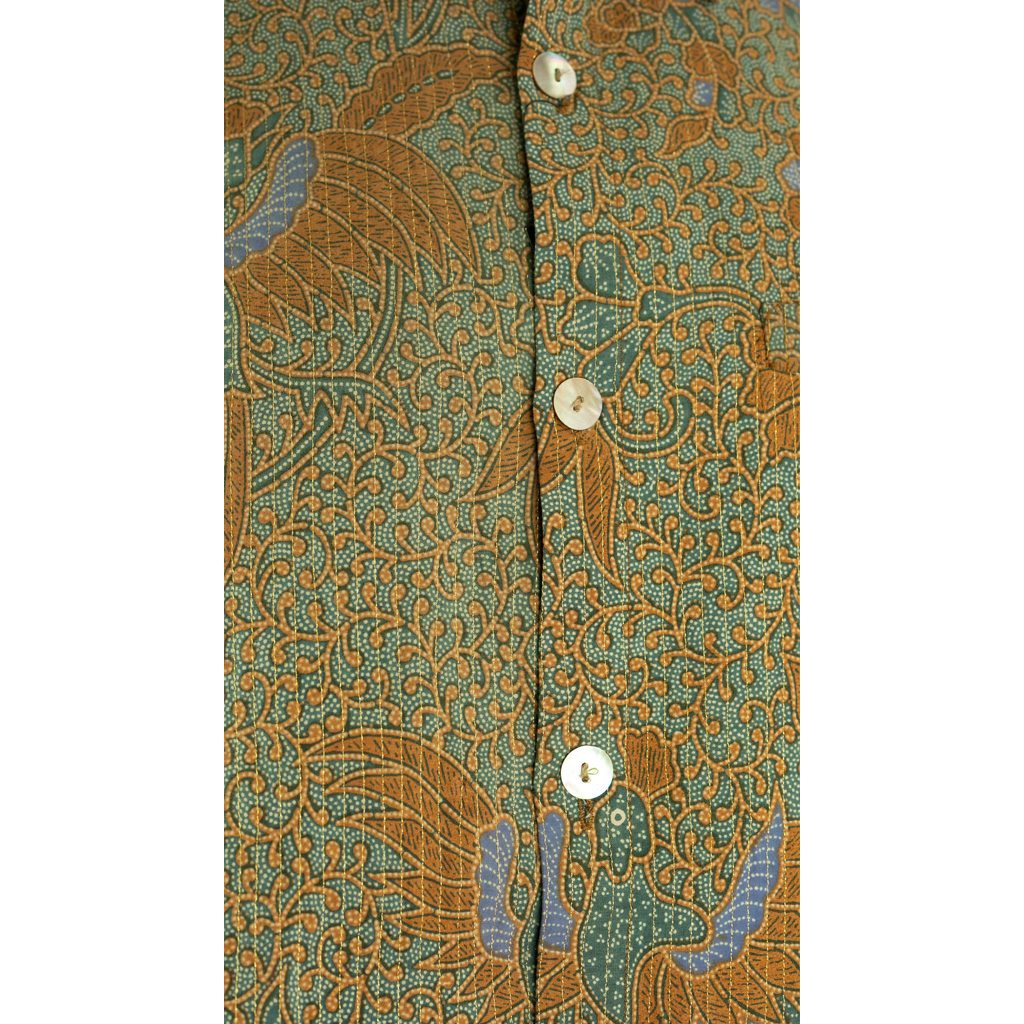HEM BATIK TULIS LAWASAN TINDIS BENANG EMAS ATASAN PRIA LENGAN PENDEK KANCING KERANG