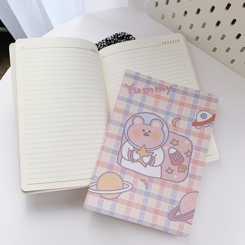 

Notebook Buku Tulis B5 Bergaris Aesthetic Lucu Astronaut Bear in Space