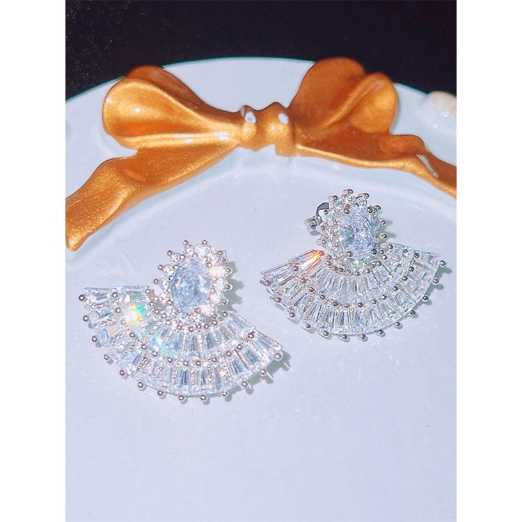 Anting Tusuk Bentuk Kipas Warna Silver Dengan Mutiara Imitasi Untuk Wanita