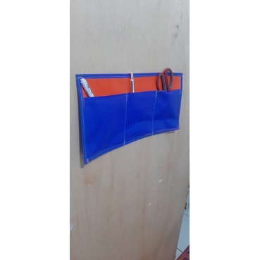 

TEMPAT PENSIL SPIDOL DAN GUNTING BAHAN TERPAL UKURAN 25X70CM