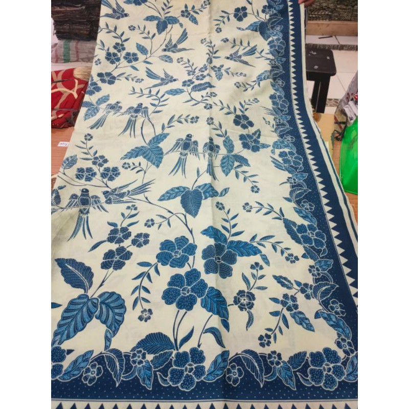 Kain Batik Solo Motif Bunga Burung Walet Biru Warna Dasar Putih Tulang