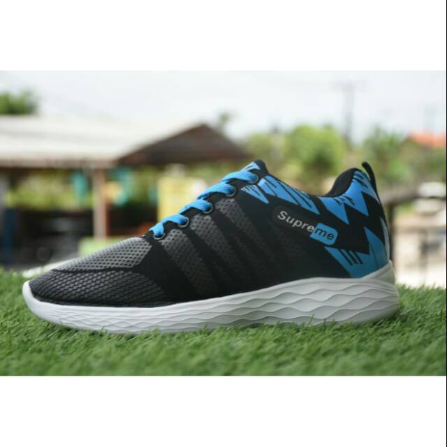 Supreme sepatu casual