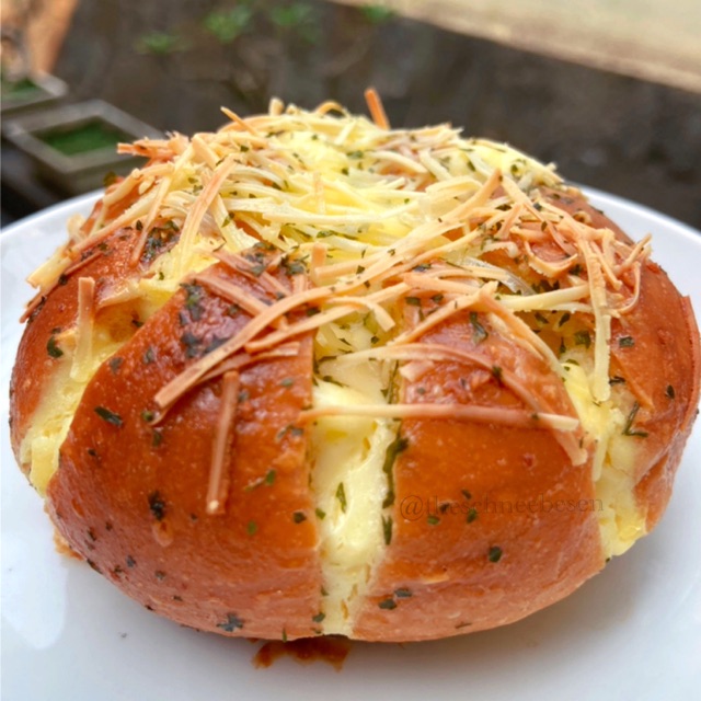 

Korean garlic cream cheese bread