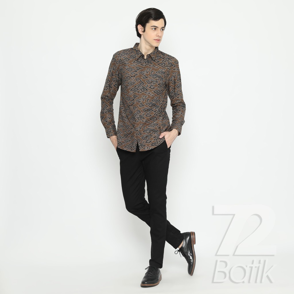 BATIK PRIA LENGAN PANJANG Kemeja Slimfit Premium Mega Mendung Warna Coklat Hitam 722074 Cap 72 - Baju Kemeja Atasan Pakaian Setelan Batik Pria Cowok Laki Laki Remaja Keluarga Kantor Lengan Panjang Modern Slimfit Slim Fit Premium Kekinian