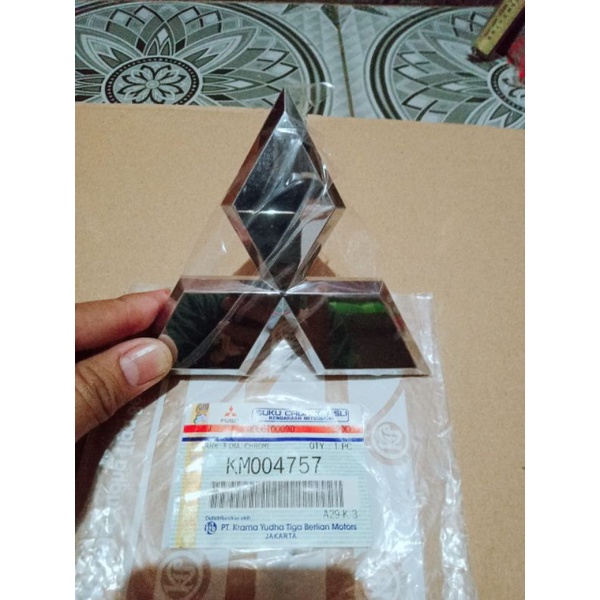 Logo emblem TIGA BERLIAN CANTER original MITSUBISHI