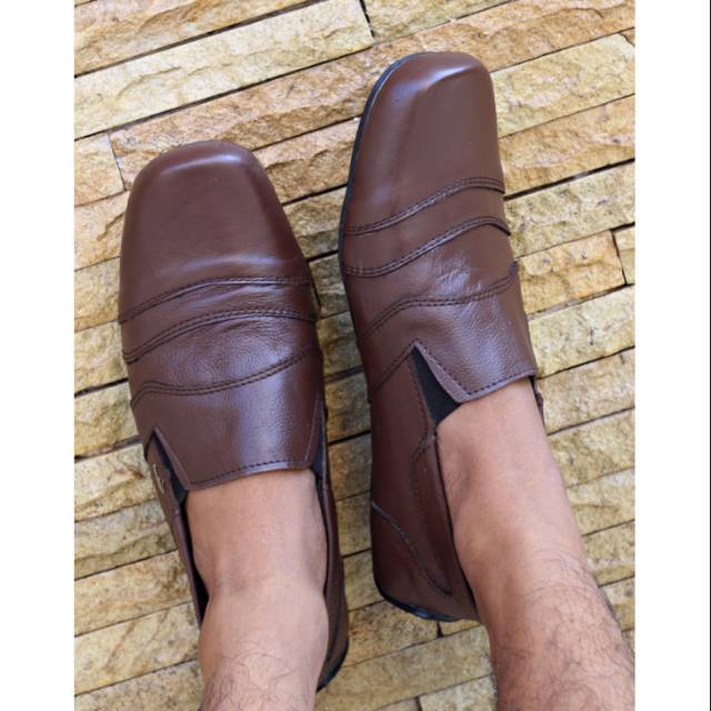 Sepatu slip on pria bahan kulit