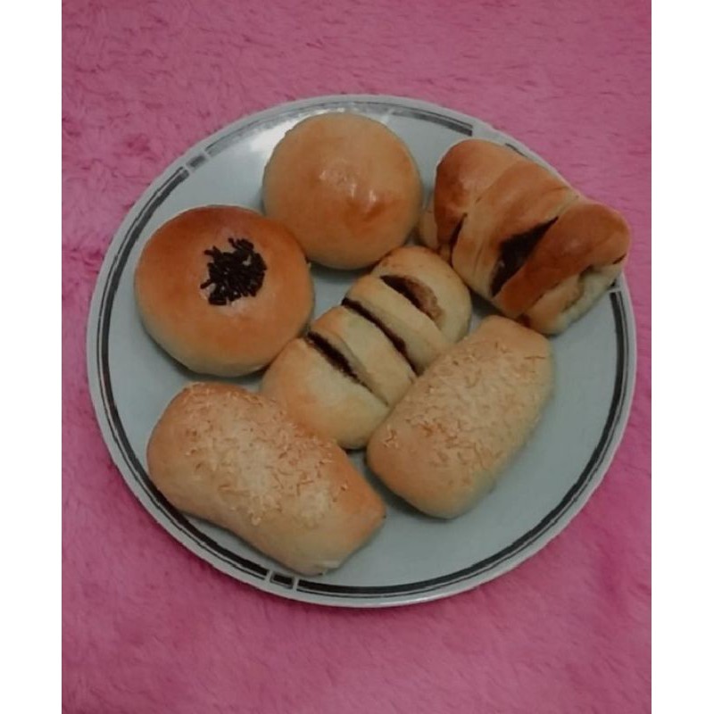 

Roti manis (isi cokelat, keju, pisang, nanas, strawberry, blueberry)