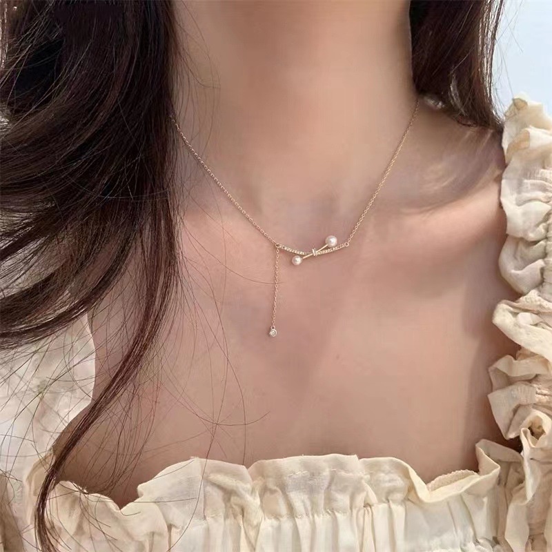 Kalung Rantai Klavikula Hias Liontin Kristal Mutiara Berlian Rumbai Bahan Baja Titanium Warna Emas Untuk Wanita