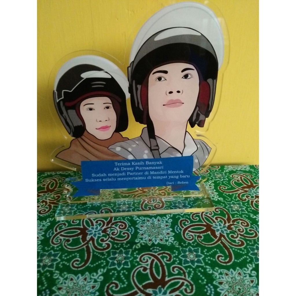 

Plakat Akrilik Custom 11 x 15 cm Half Body 1 Orang