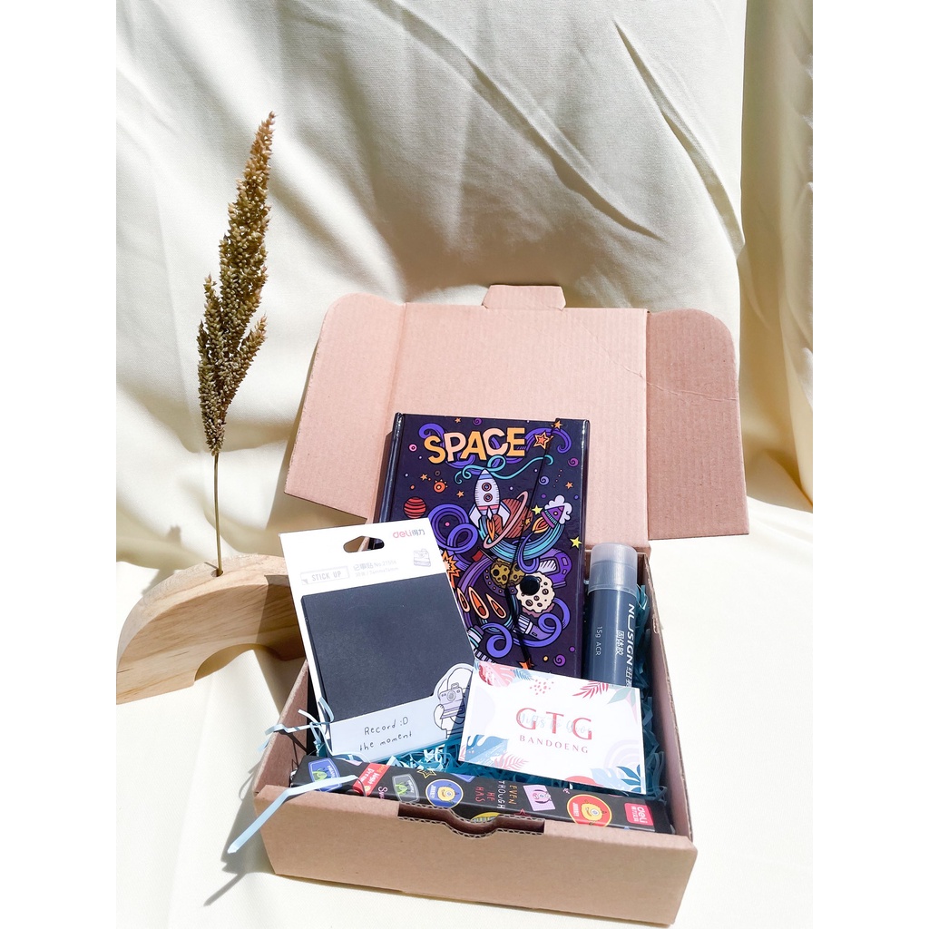 

Hampers stationery tema space Kado ulang tahun Graduation Surprise Gift Box isi Alat Tulis Kantor Lengkap Set Stationery Box