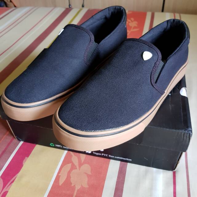 Macbeth slip on deals