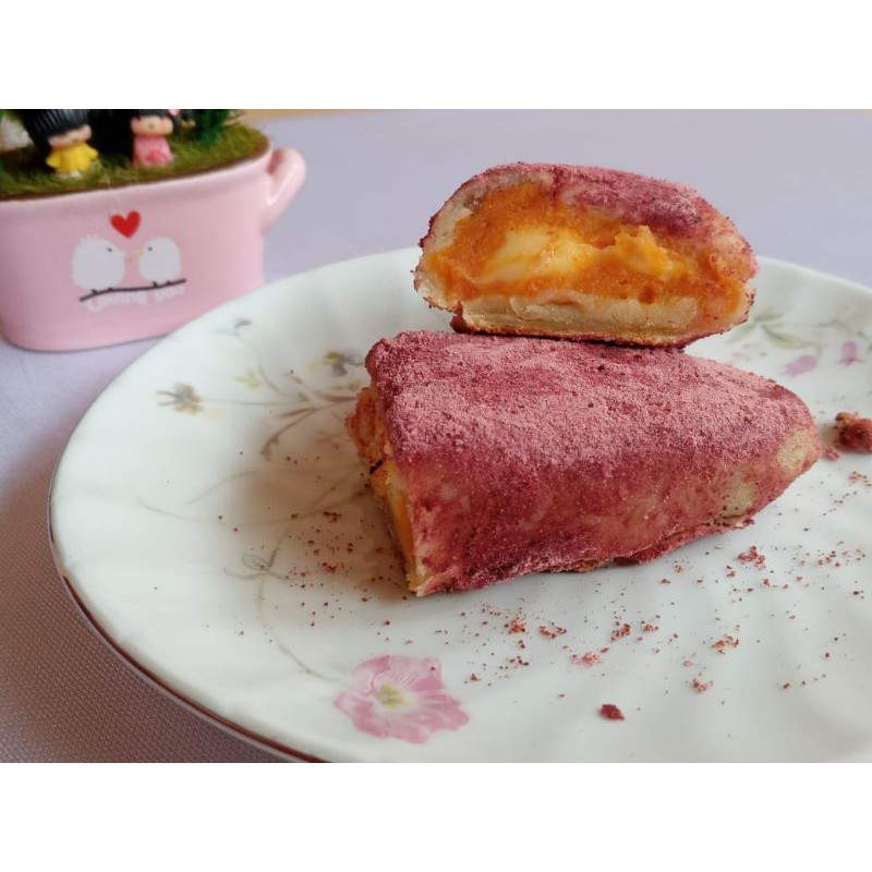 

Goguma ppang with melted cheese. Roti ubi korea