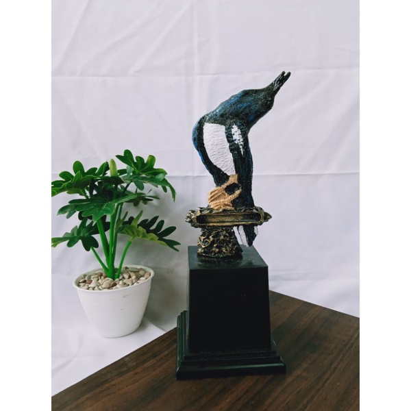 Piala Trophy Burung Kacer