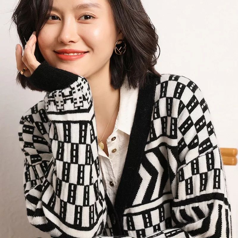 Spica Monochrome Knit Cardigan premium