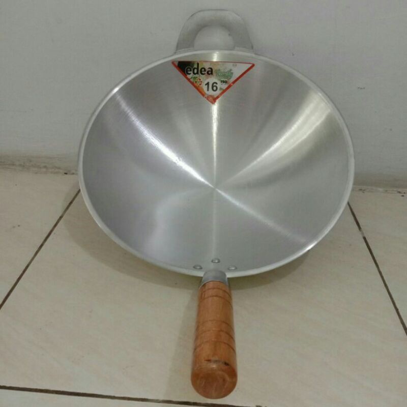 kuali wajan nasi goreng almunium gagang kayu no 16