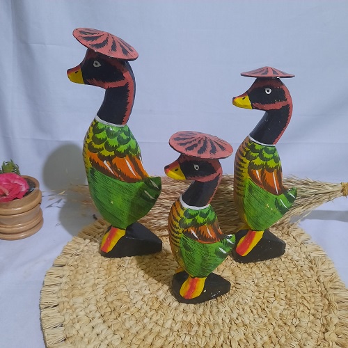 Patung Bebek Topi dan Bebek Renang 1 Set (3 pcs) Bahan kayu