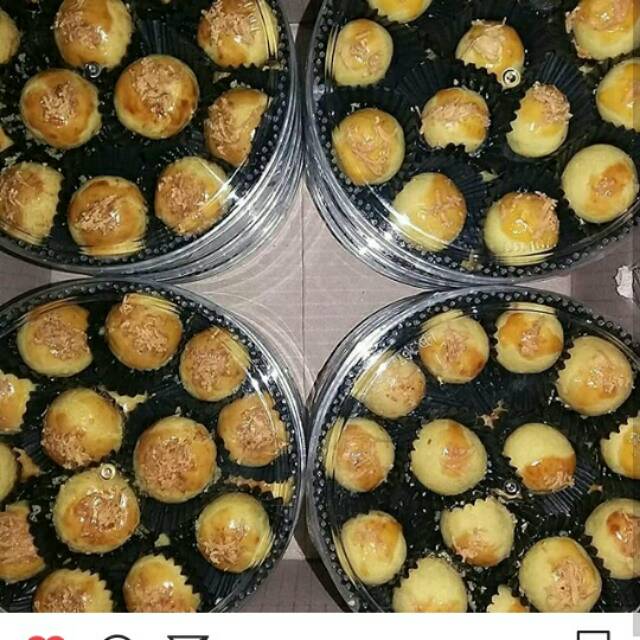 

Kue nastar Wisman..keju..enak fres dan halal bli 1dus isi 12tolpes gratis 1tolpes