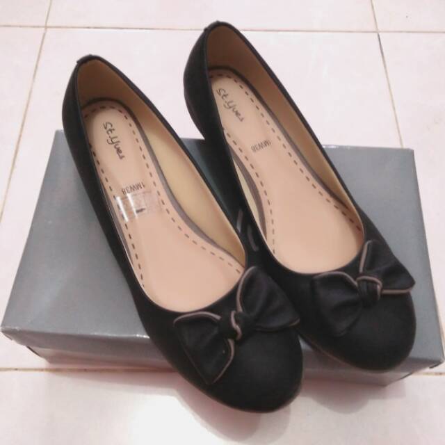 Sepatu st yves hitam