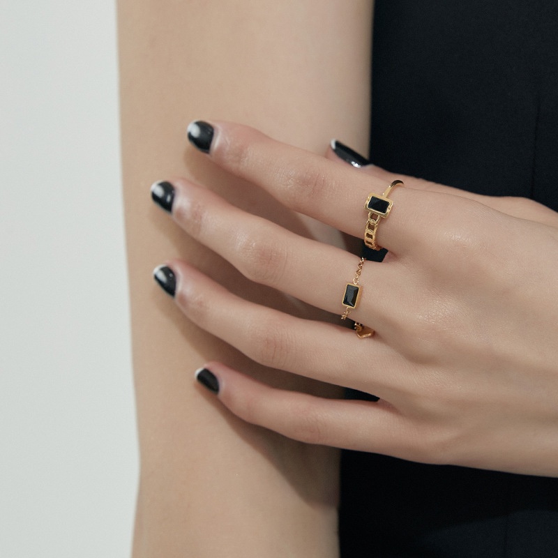 Cincin Rantai Lapis Emas 18k Bahan Titanium Steel Aksen Zirkon Hijau Gaya Retro Korea Selatan Untuk Wanita