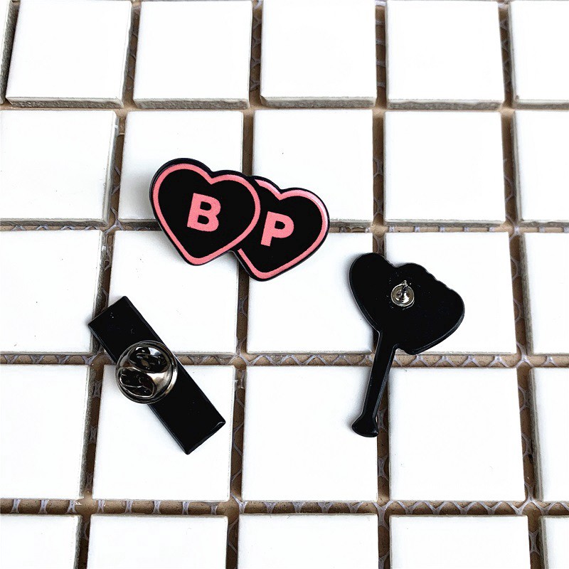 Pin / Bros Kpop BTS Pin Pink GOT7 TWICE Seventeen Bahan Akrilik untuk Dekorasi