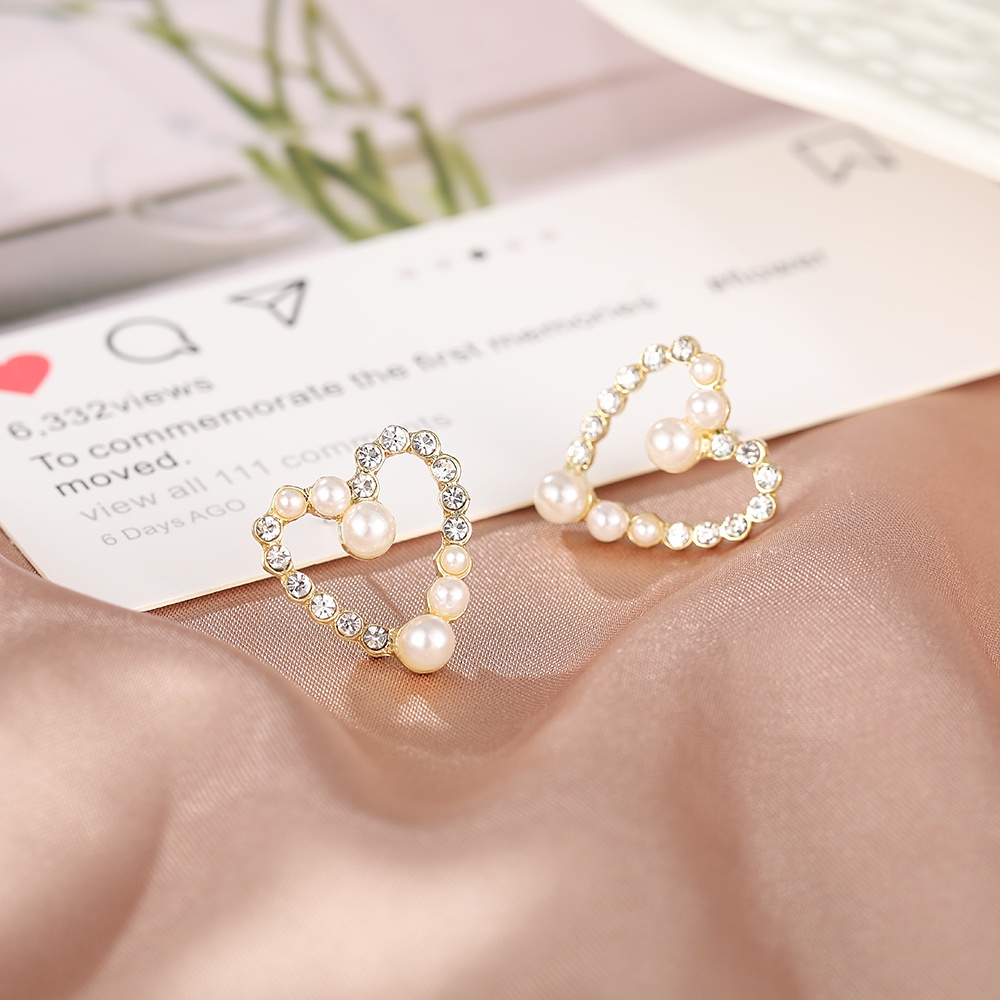 Anting Stud Kristal Mutiara Bentuk Bunga Hati Warna Emas Gaya Korea Untuk Wanita