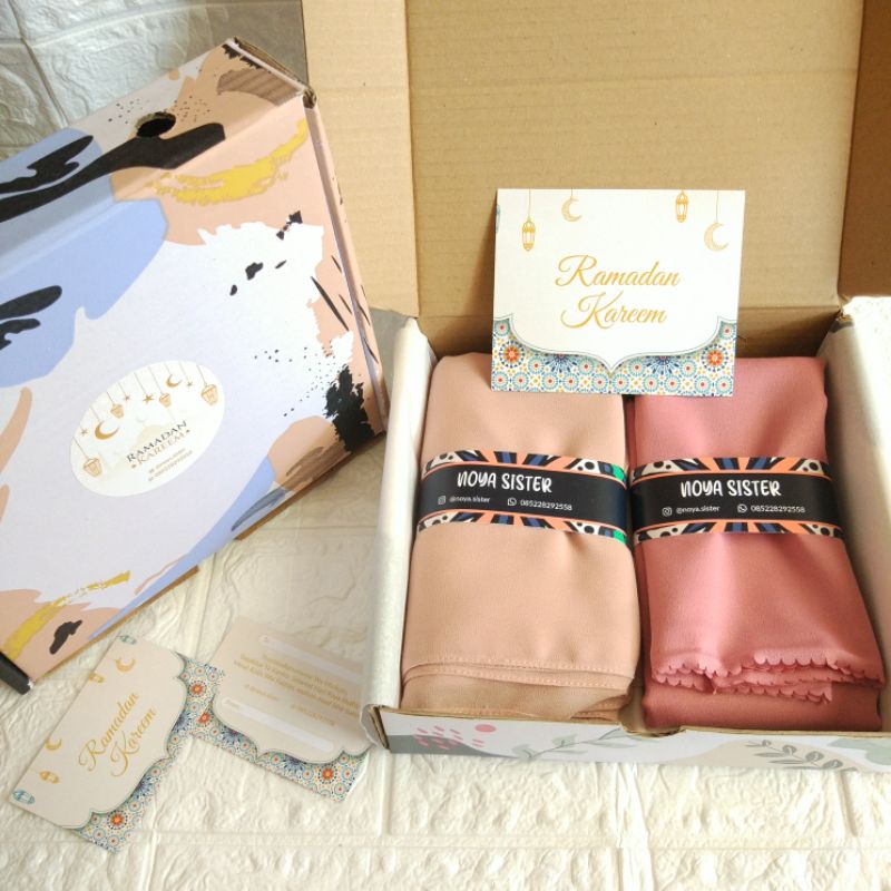 

Hampers Parcel Ramadhan Lebaran Idul Fitri isi dua hijab kerudung dan kartu ucapan