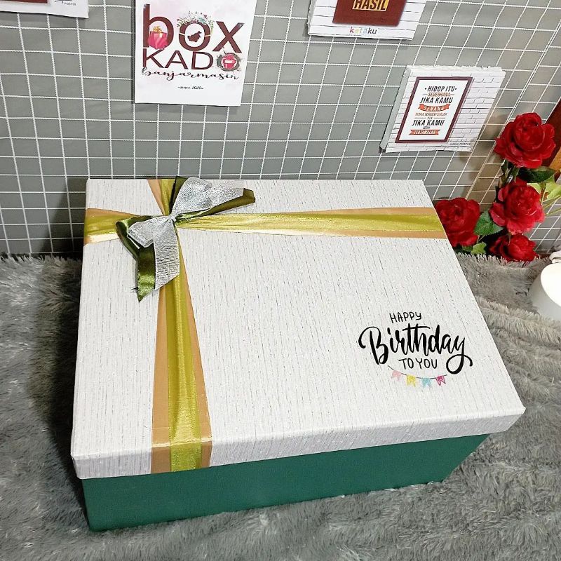 

Box Kado Size big 40cmx30cm Tinggi 15cm + HBD stiker warna bisa req ya