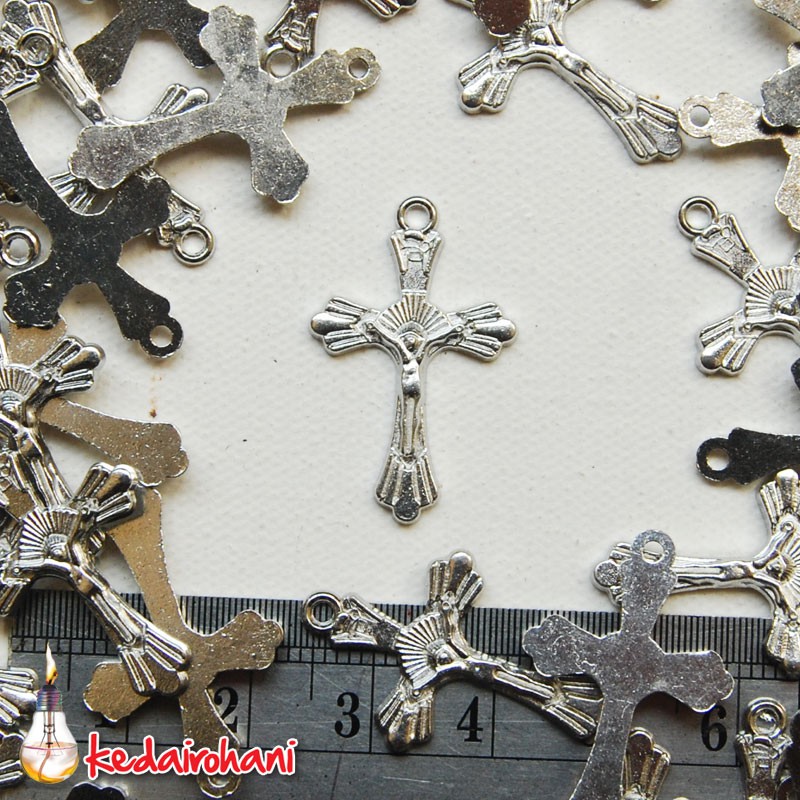 Bandul Salib Logam Nikel kecil Corpus Yesus Perlusin Bahan Souvenir Kalung / Gelang Rosario