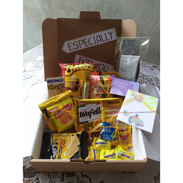 

Hampers snack kekinian - KUNING / Kado ulang tahun / snack box / kado wisuda / gift box ultah