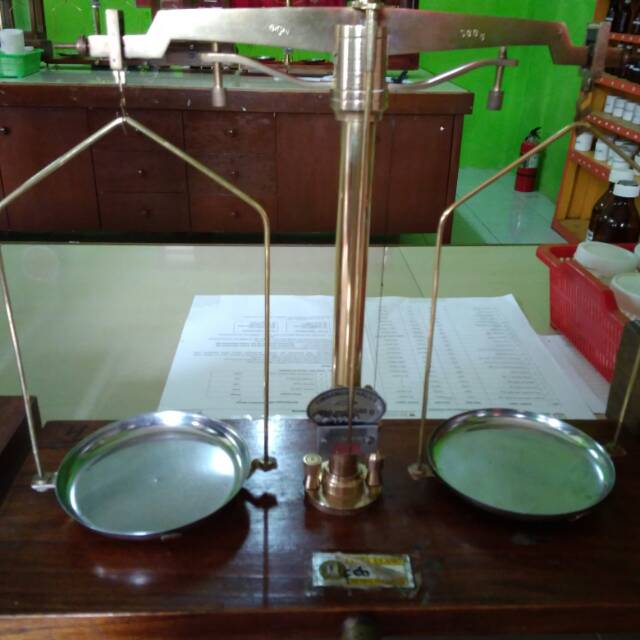 Neraca ( timbangan ) gram / miligram