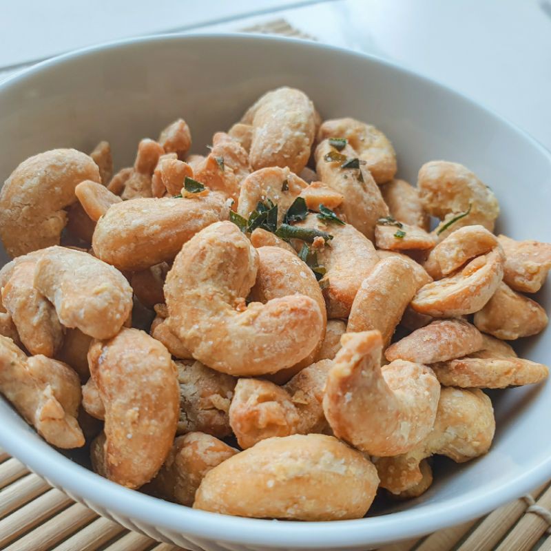 

Crispy Garlic Cashew Nut (Kacang Mede Krispi Rasa Bawang Putih)