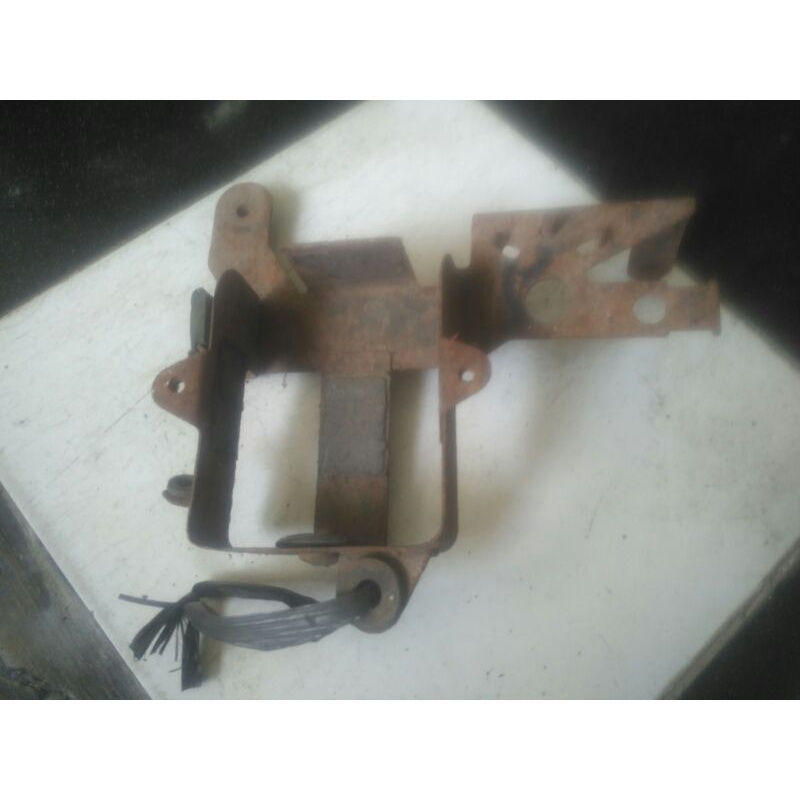 bracket dudukan pangkon aki gl 100/gl 125