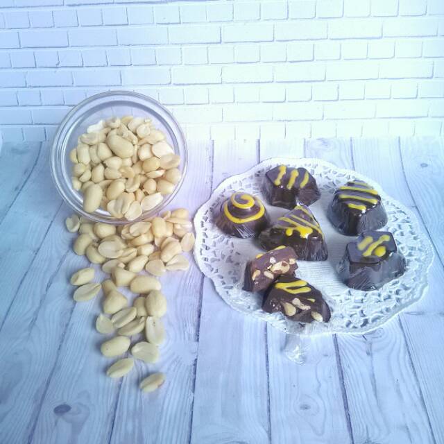 

Cokis 200gr - coklat Kacang - cokelat isi kacang - coklat kiloan isi bagabaga palembang